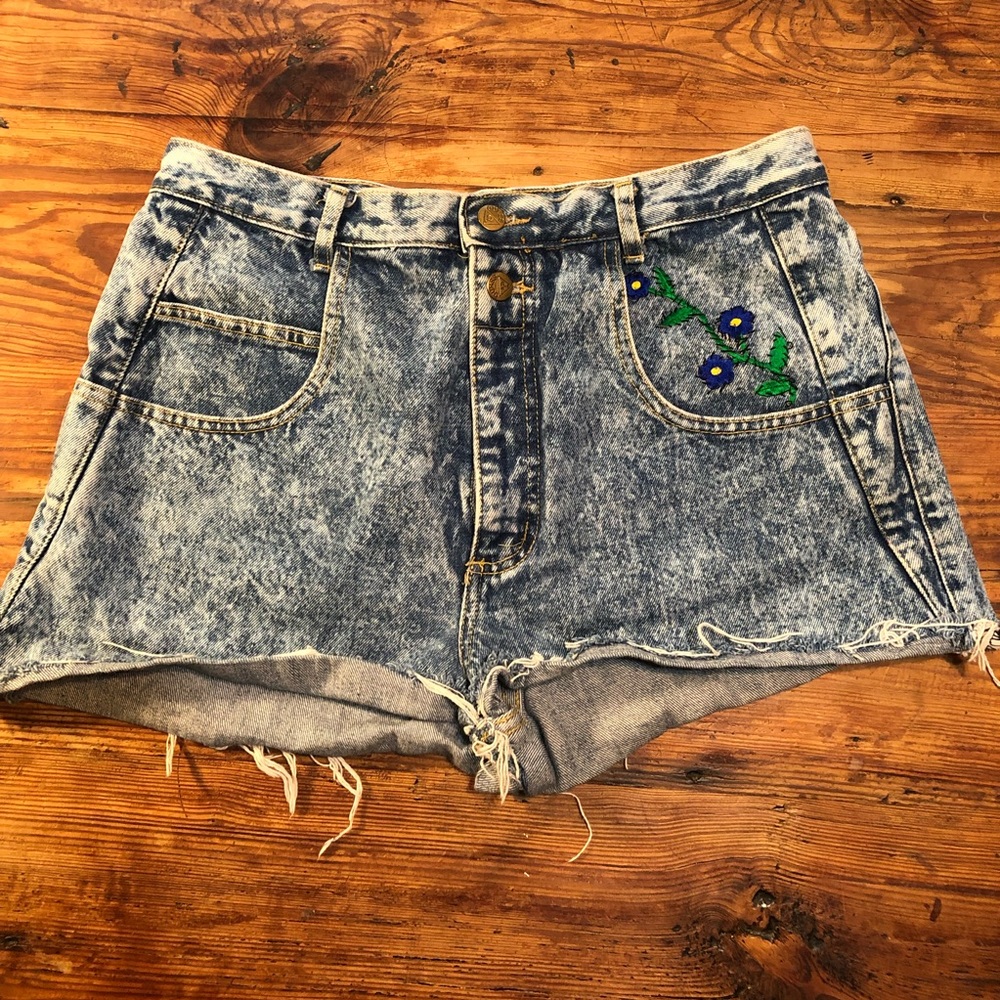 🌈💜Guess Acid Wash Embroidered Flower Jean shorts